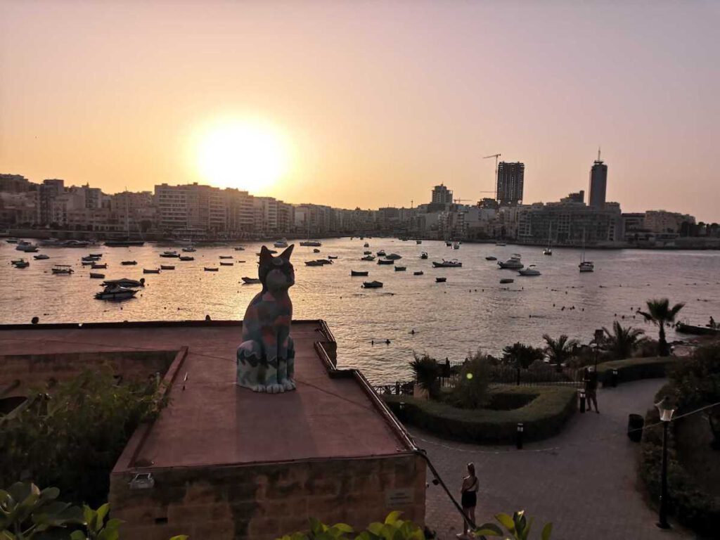 "The Cat" in Sliema mit Blick auf St. Julian's