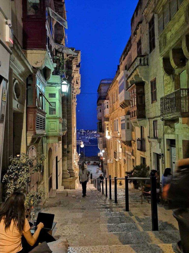 Eine Gasse in Valletta bei Nacht