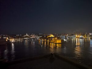 Blick von Valletta auf die Three Cities bei Nacht