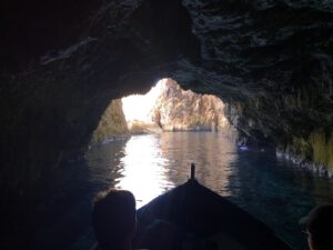 Bootstour in und entlang der Blue Grotto