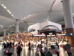 Flughafen Istanbul - selbst nach Mitternacht belebt