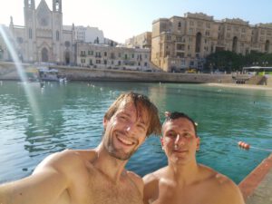 Ivano und ich beim morgendlichen Ins-Wasser-Springen-Üben