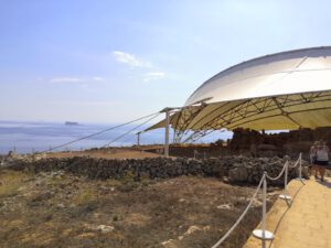 Antiker Tempel mit Sonnenschutz